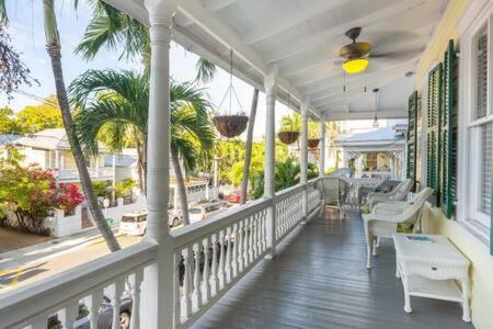 Curry House - Pool, King Bed & Balcony! 7 Gasthof *