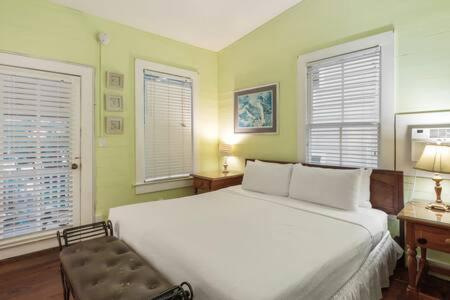 Curry House - Pool, King Bed & Balcony! 7 Gasthof